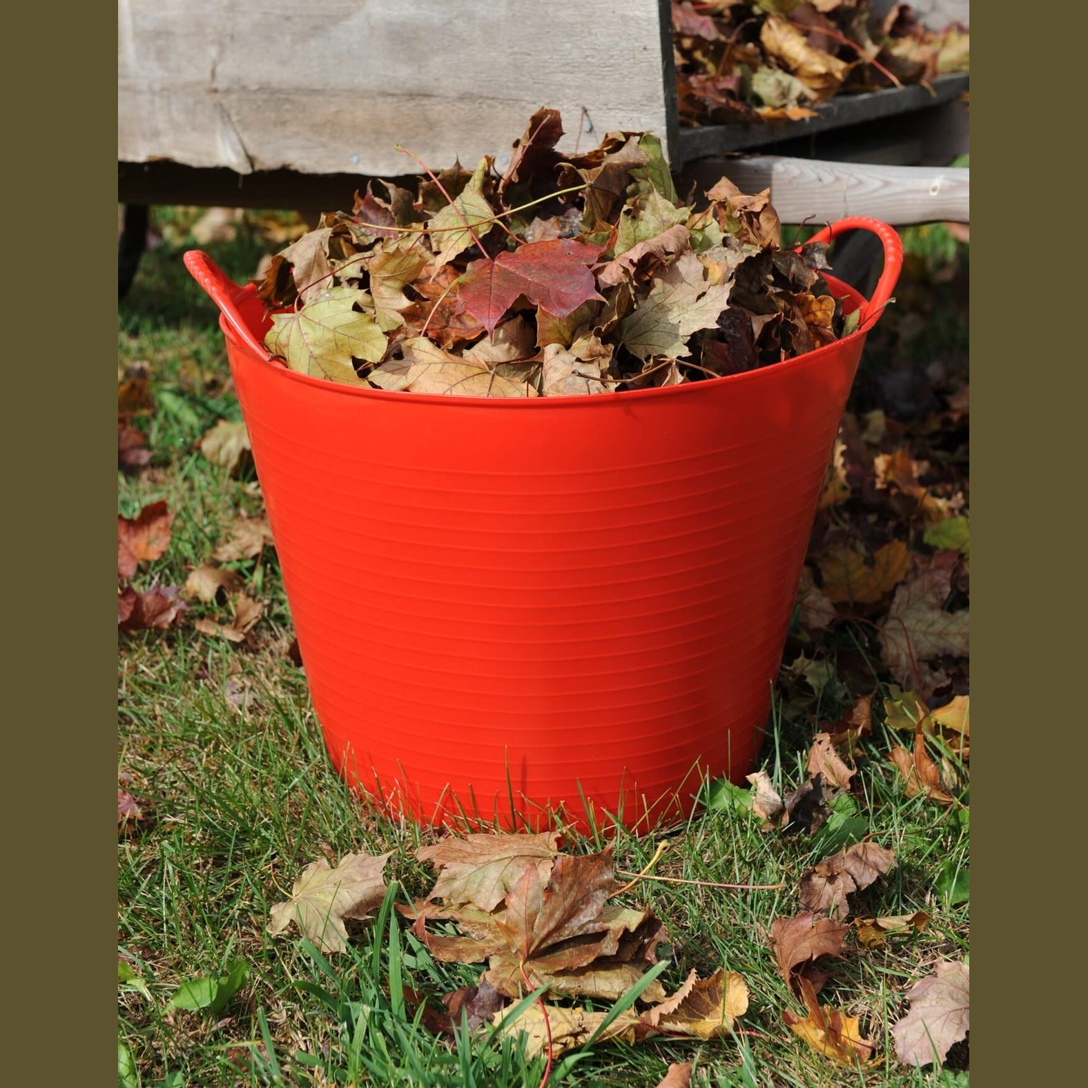 Red Gorilla Medium 26L Tub - Red